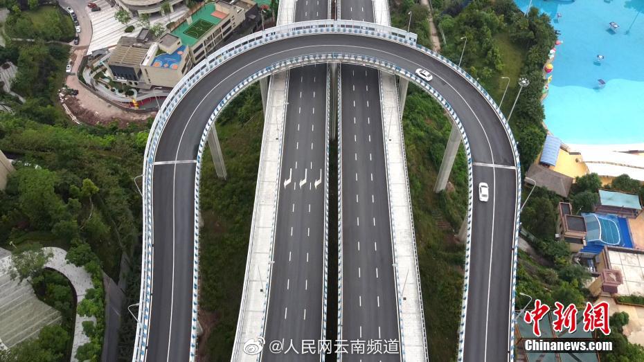 3重庆一公路设u型掉头匝道走错可立马回头
