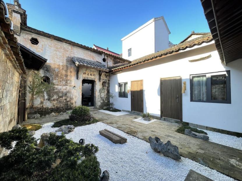民宿由三幢毗邻贤良宗祠,世美坊的老建筑改建而成,在没有破坏老民居的