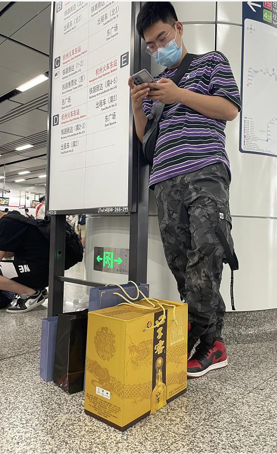 一片红!杭州出城大军已经大排长龙!地铁里全是大包小包,这样的中秋福利太幸福了休闲区蓝鸢梦想 - Www.slyday.coM 一片红!杭州出城大军已经大排长龙!地铁里全是大包小包,这样的中秋福利太幸福了休闲区蓝鸢梦想 - Www.slyday.coM