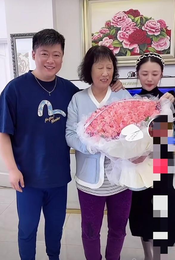 乡爱谢永强为母庆生!豪购百束鲜花摆两蛋糕,小12岁娇妻美艳动人