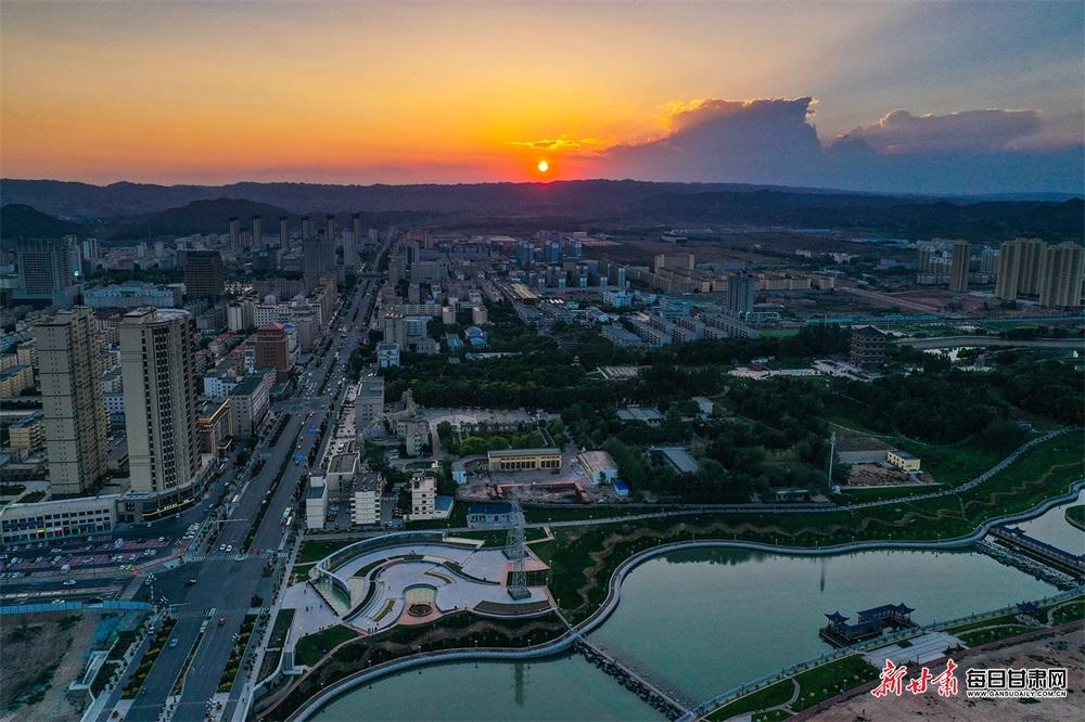 落日飞霞华灯璀璨铜城夜色美轮美奂