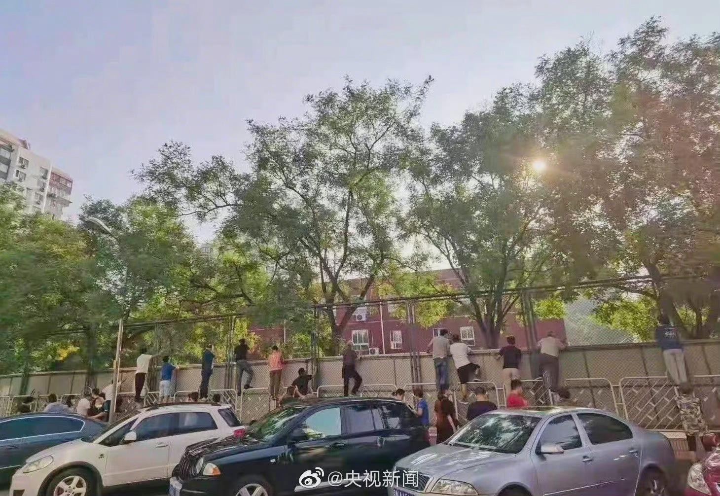 今天的校园围墙上，怎么“长”满了家长？休闲区蓝鸢梦想 - Www.slyday.coM