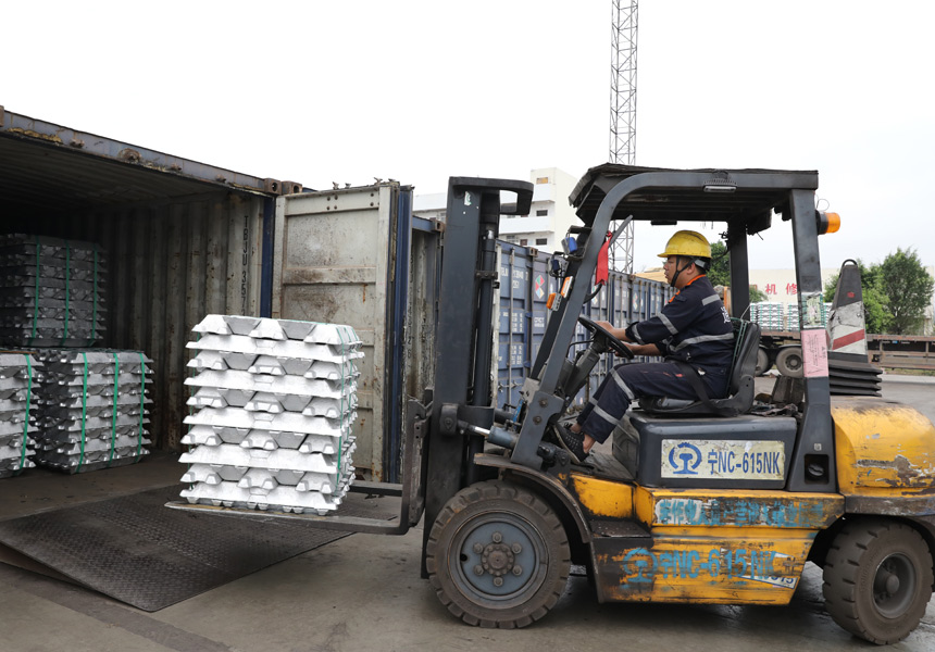 广西百色开行首趟点对点铝产品集装箱直达班列