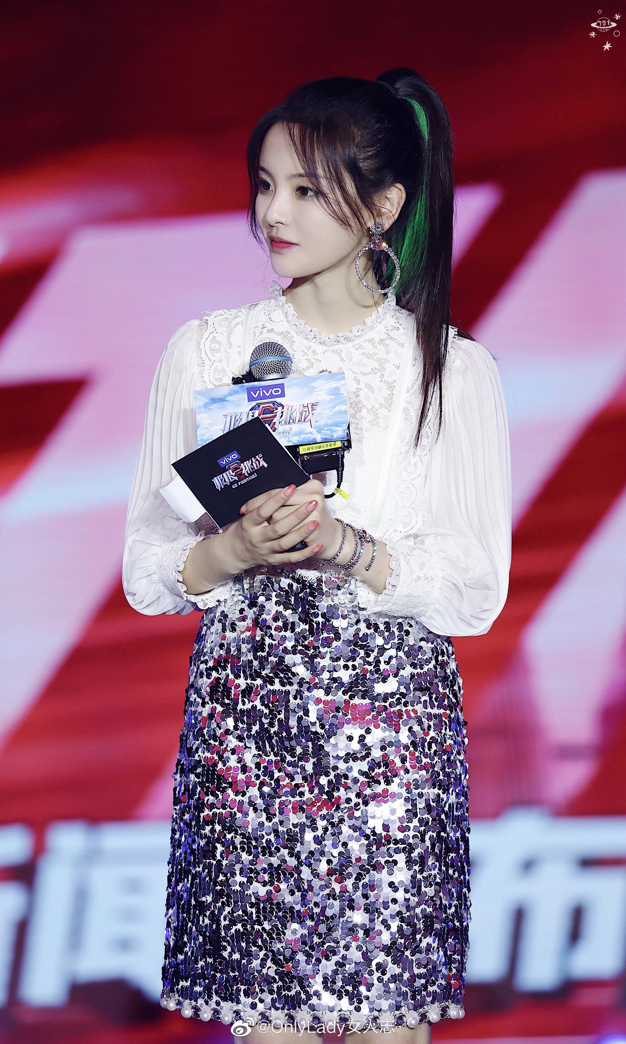 火箭少女101_杨超越 身着miu miu连衣裙,出席《极限挑战》发布会