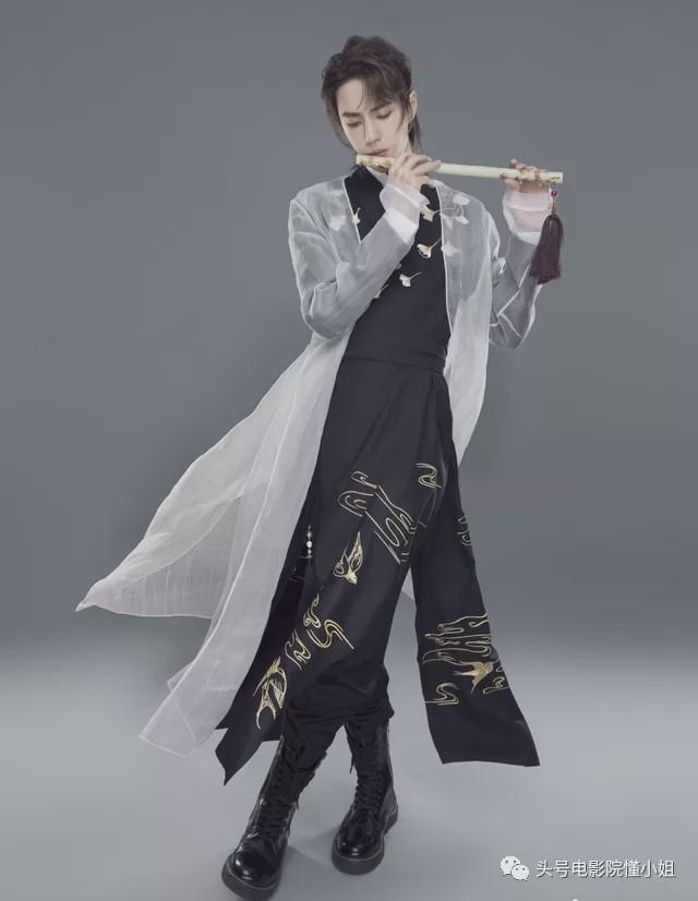 王一博发彩蛋曝光大动作,跳扇子舞骑摩托,还出家?粉丝火速围观