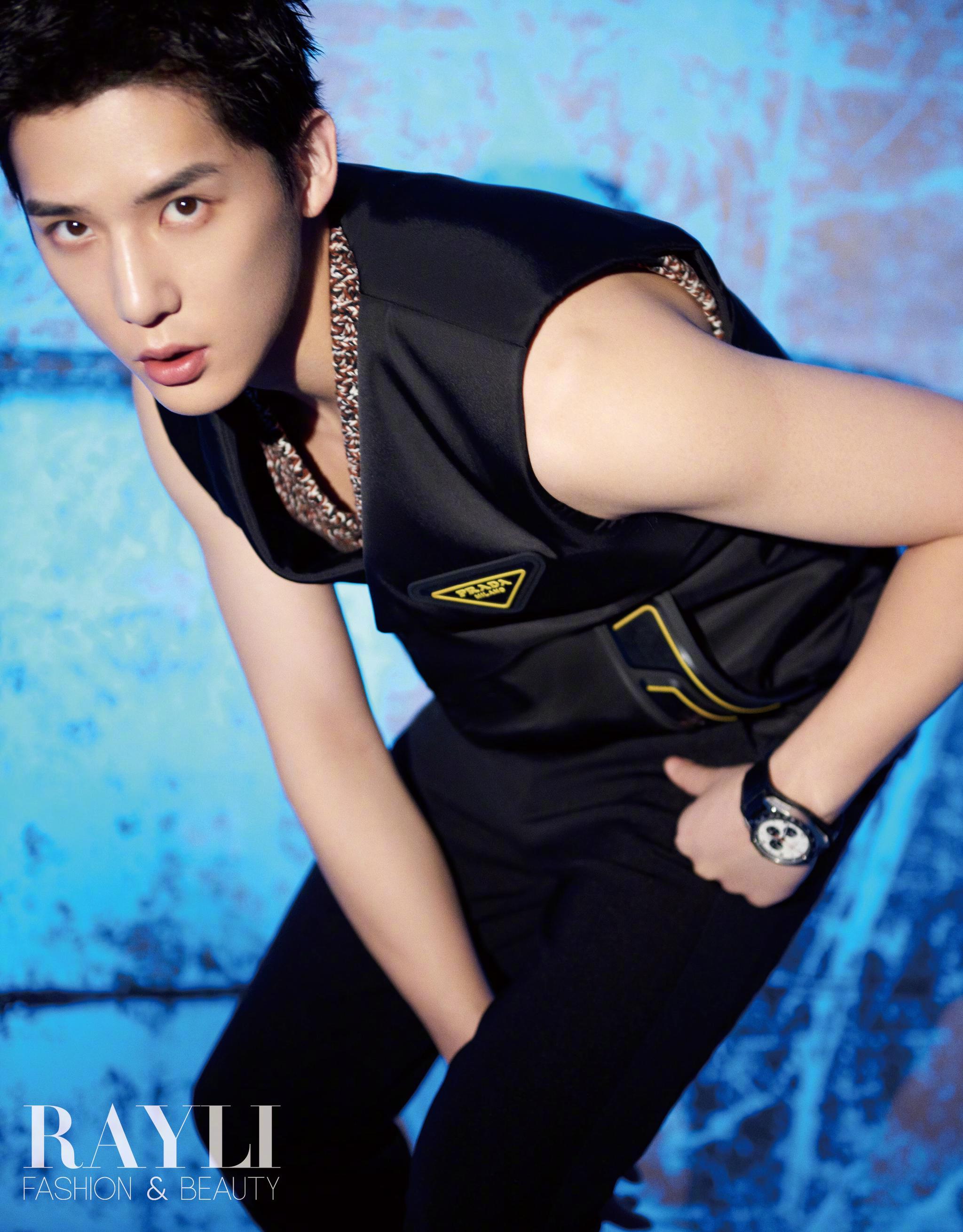 演员王安宇buss为瑞丽服饰美容2020年12月刊拍摄的一组时尚大片