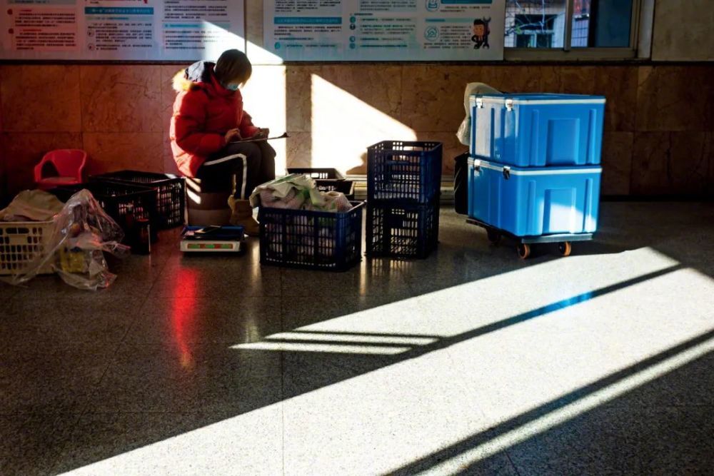 封控下的上海充斥着抢菜焦虑：“每天闹钟抢菜”休闲区蓝鸢梦想 - Www.slyday.coM