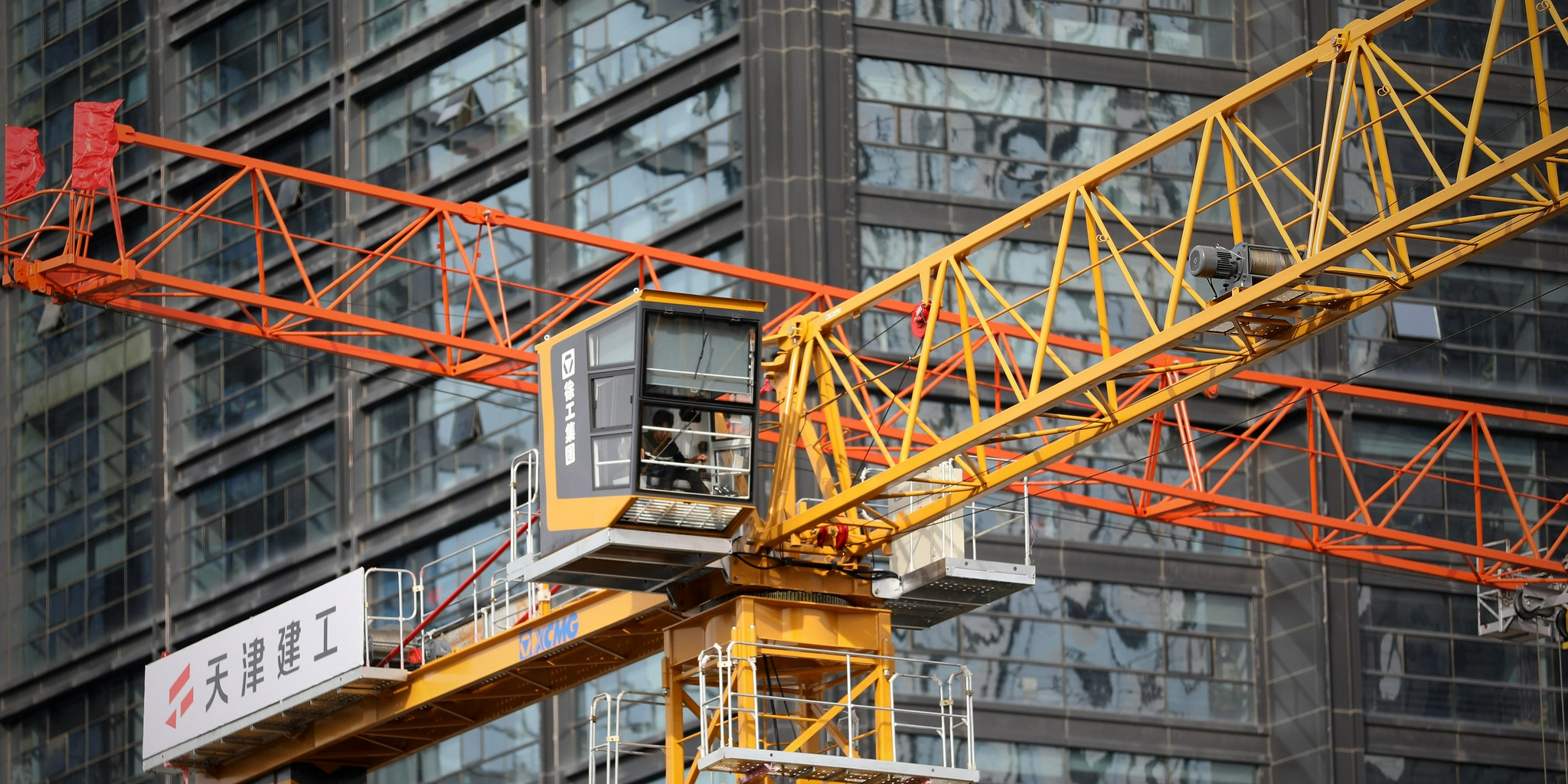 10月4日,一名塔吊司机在沈阳市浑南区一建筑工地工作.