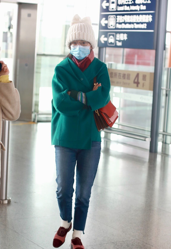 吴倩终于露面了,机场红配绿变身行走的圣诞树,衣品依旧一言难尽