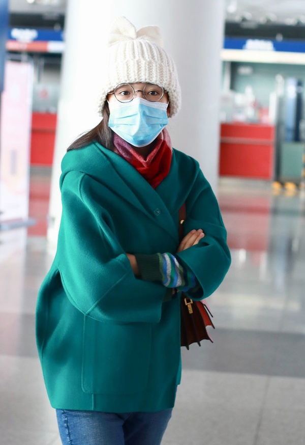 吴倩终于露面了,机场红配绿变身行走的圣诞树,衣品依旧一言难尽