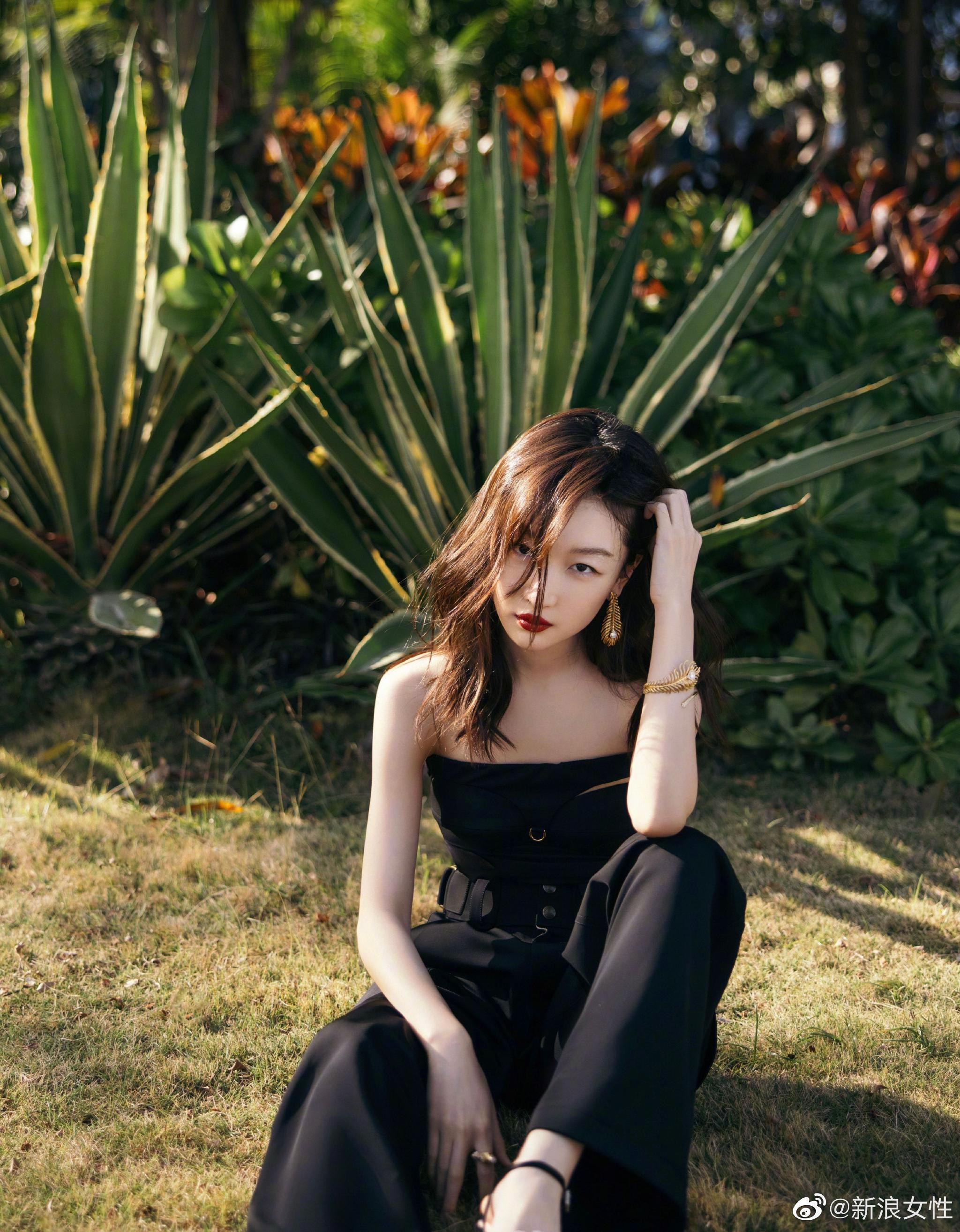 周冬雨一袭黑色利落裤装,洒脱中带着女性的一丝成熟魅力