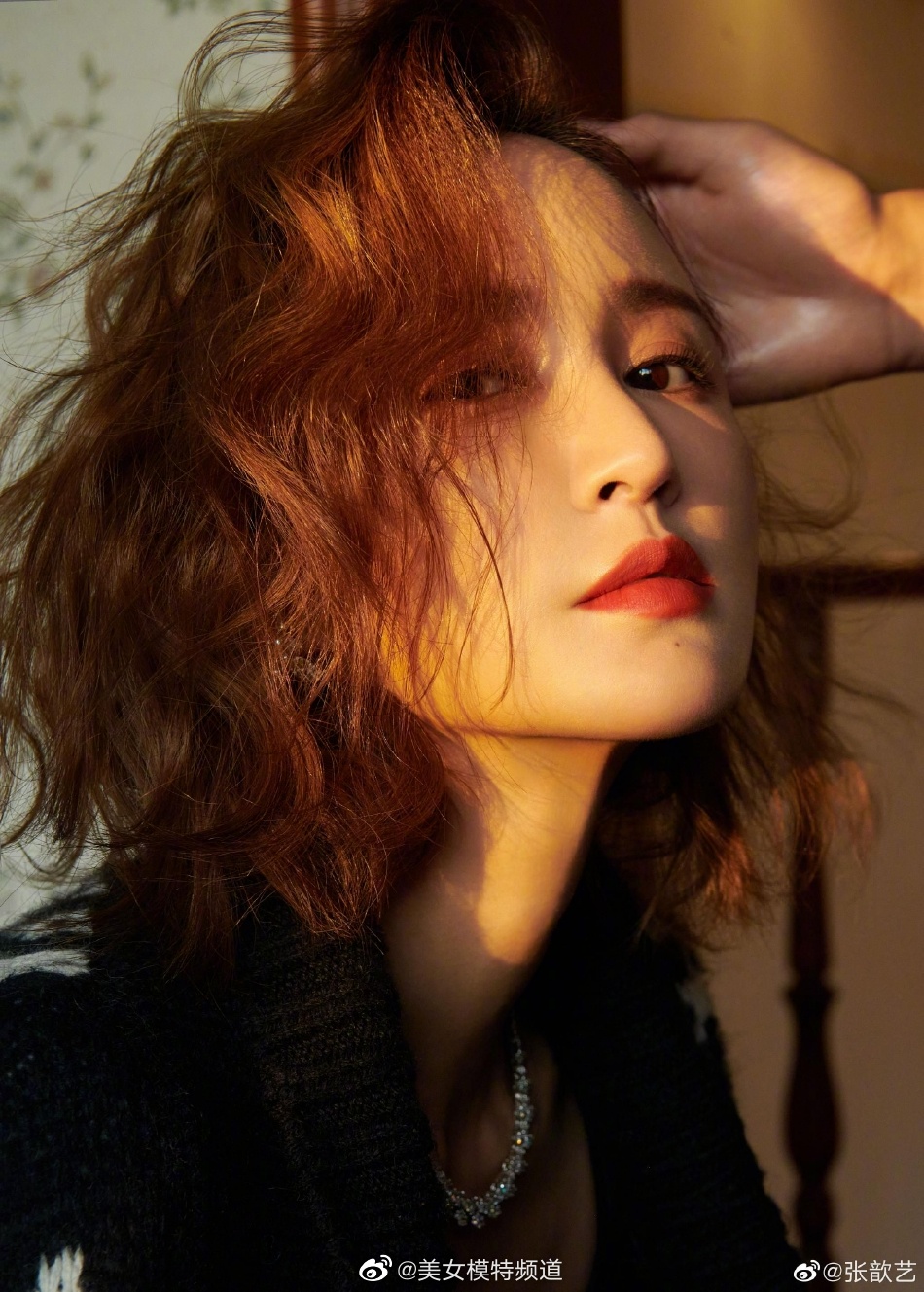 张歆艺穿丝绒礼服裙秀好身材温柔优雅端庄尽显成熟魅力