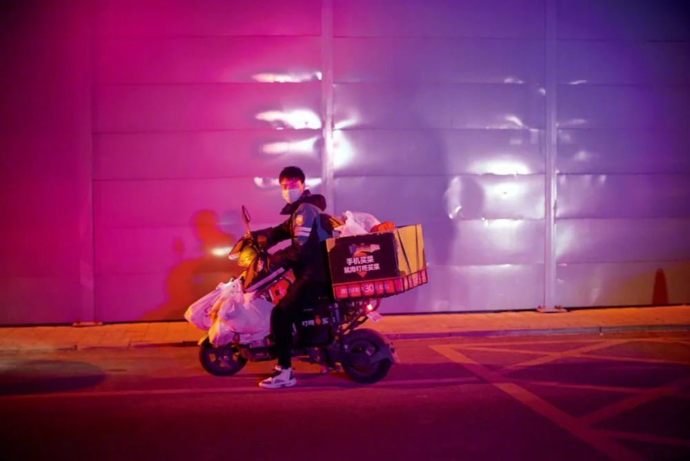 封控下的上海充斥着抢菜焦虑：“每天闹钟抢菜”休闲区蓝鸢梦想 - Www.slyday.coM