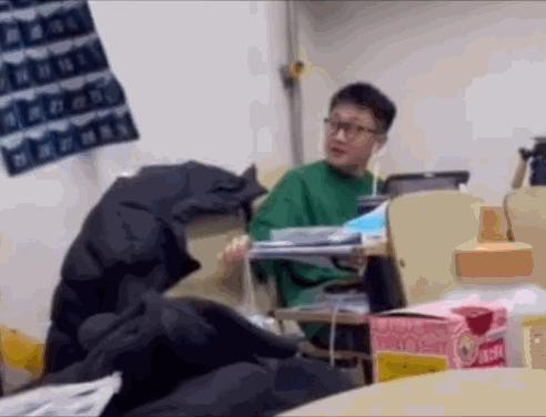 “上岸”地铁站火了，这届考研人为“求上岸”能有多拼？休闲区蓝鸢梦想 - Www.slyday.coM