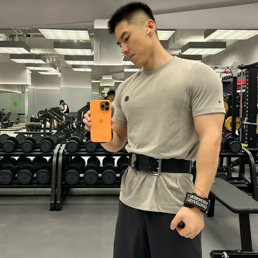 短发肌肉壮汉。 小麦色的腹肌太性感了……__财经头条