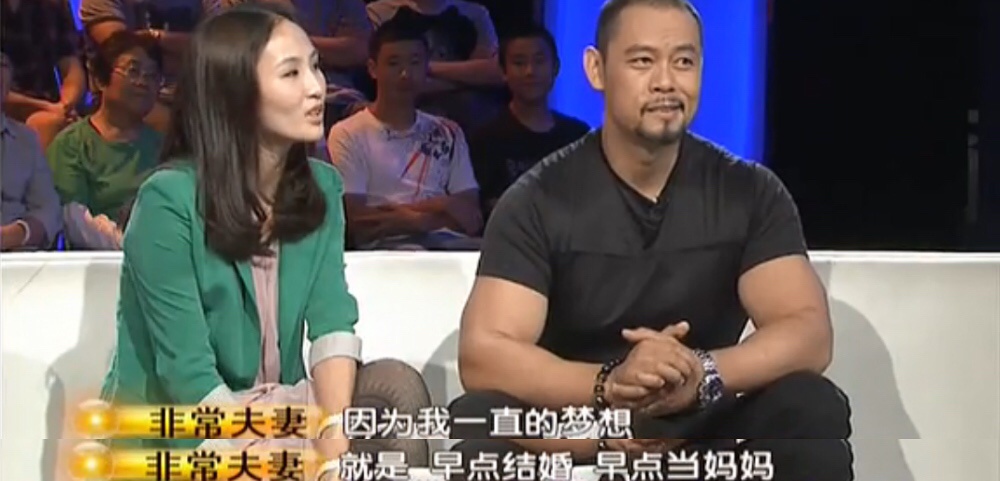 "鲁智深"罕秀恩爱,小20岁娇妻长相甜美,住豪宅手上钻戒抢镜