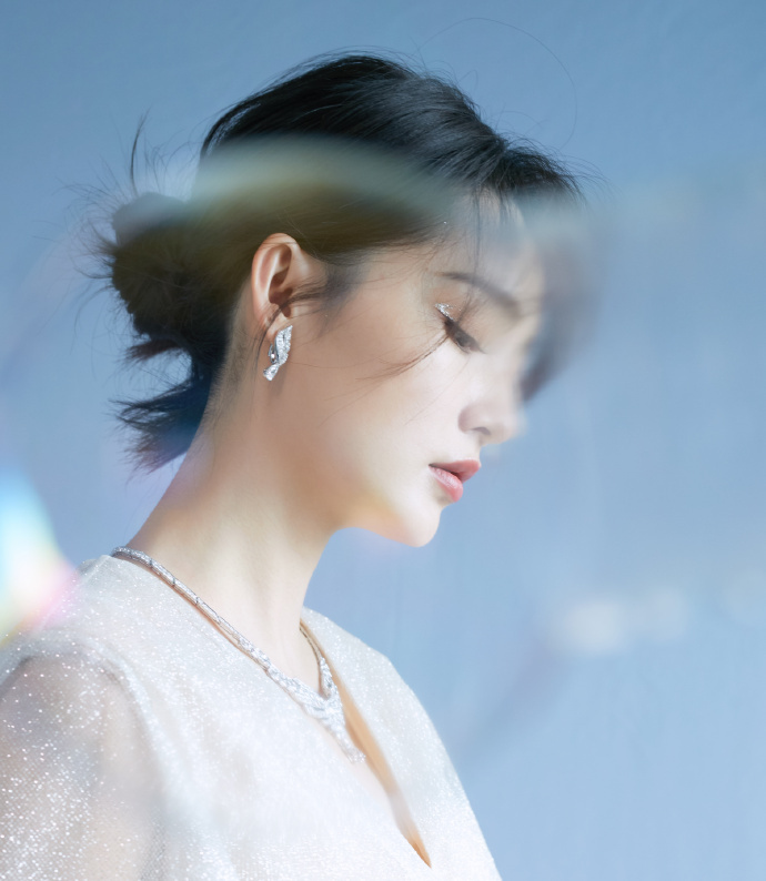 李沁时尚优雅妩媚写真绝美