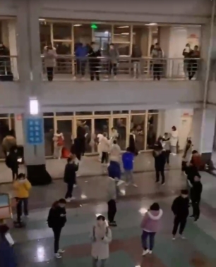 “上岸”地铁站火了，这届考研人为“求上岸”能有多拼？休闲区蓝鸢梦想 - Www.slyday.coM