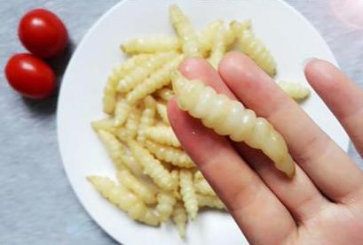 大叔路边卖"白色大肥虫",营养丰富,30元一斤,很多人没见过