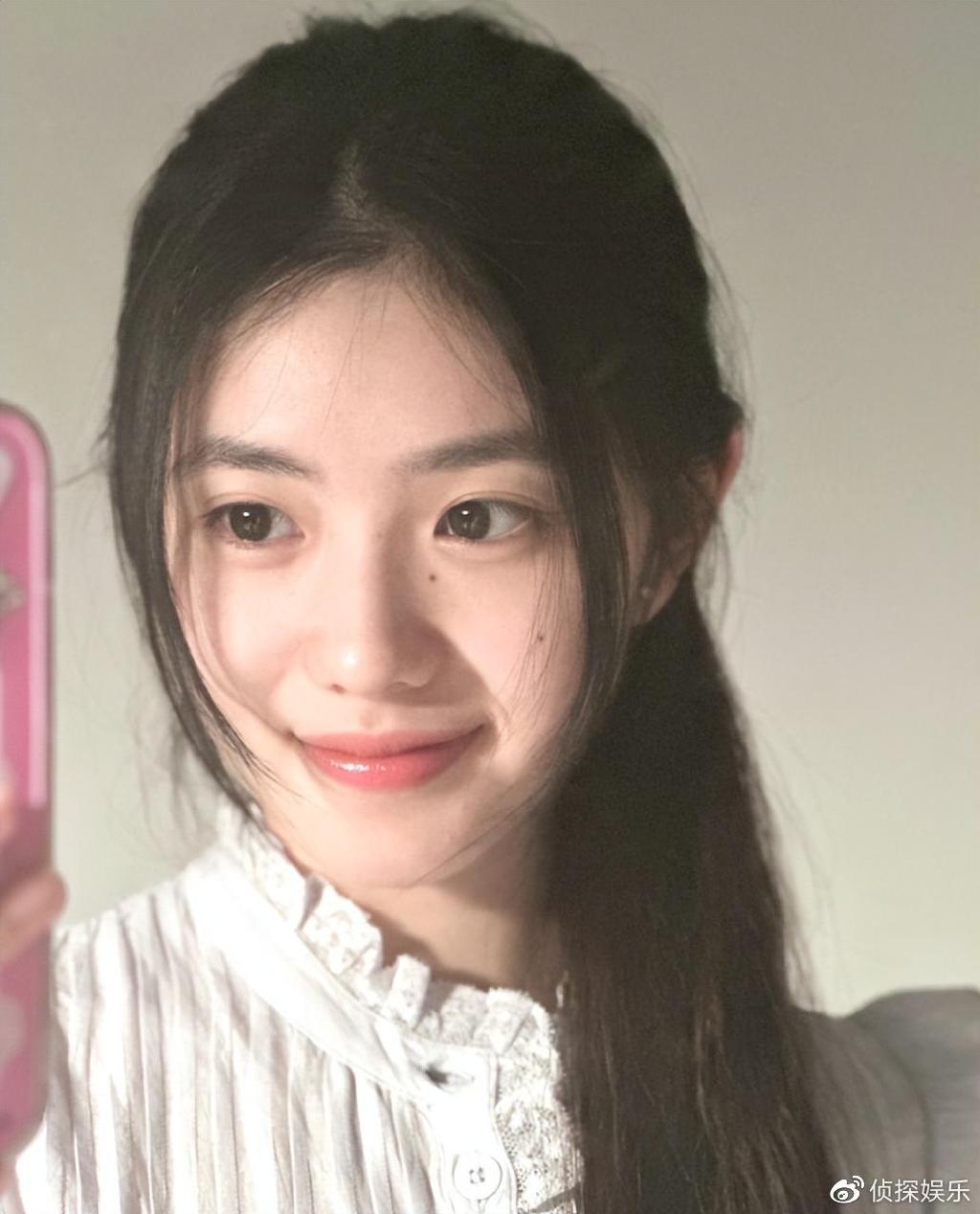 22岁刘浩存近照被质疑整容换脸,工作晒室live图辟谣,力证天然美