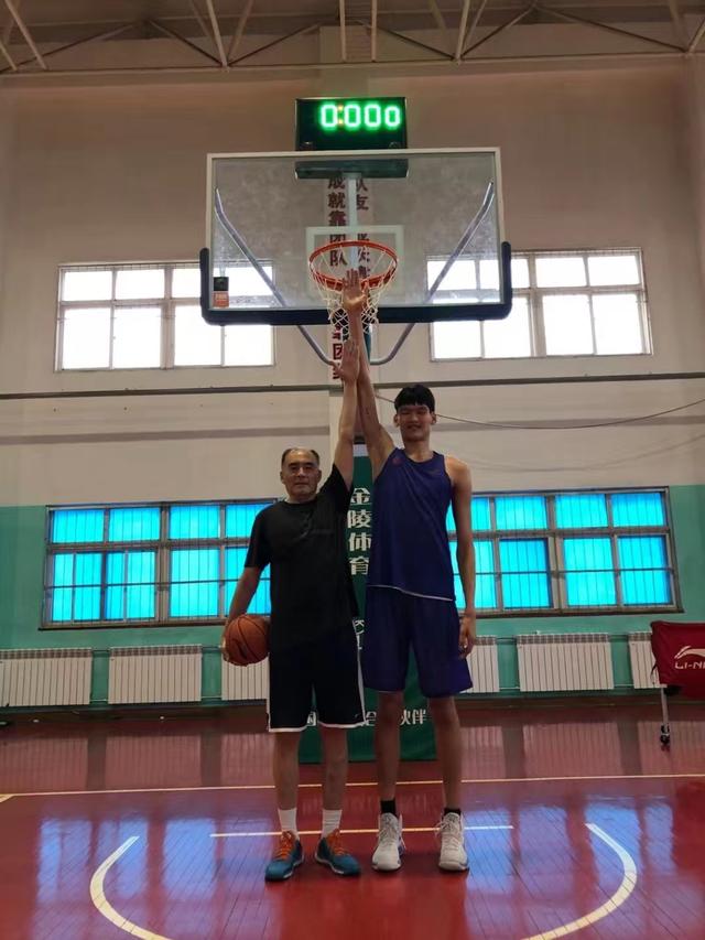 张斌教练担任中国篮球青训大管家国信为顾全大局忍痛割爱