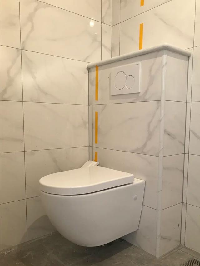 比如下图这个壁挂马桶上方的壁龛因为壁挂马桶是要预埋水箱做一道假墙