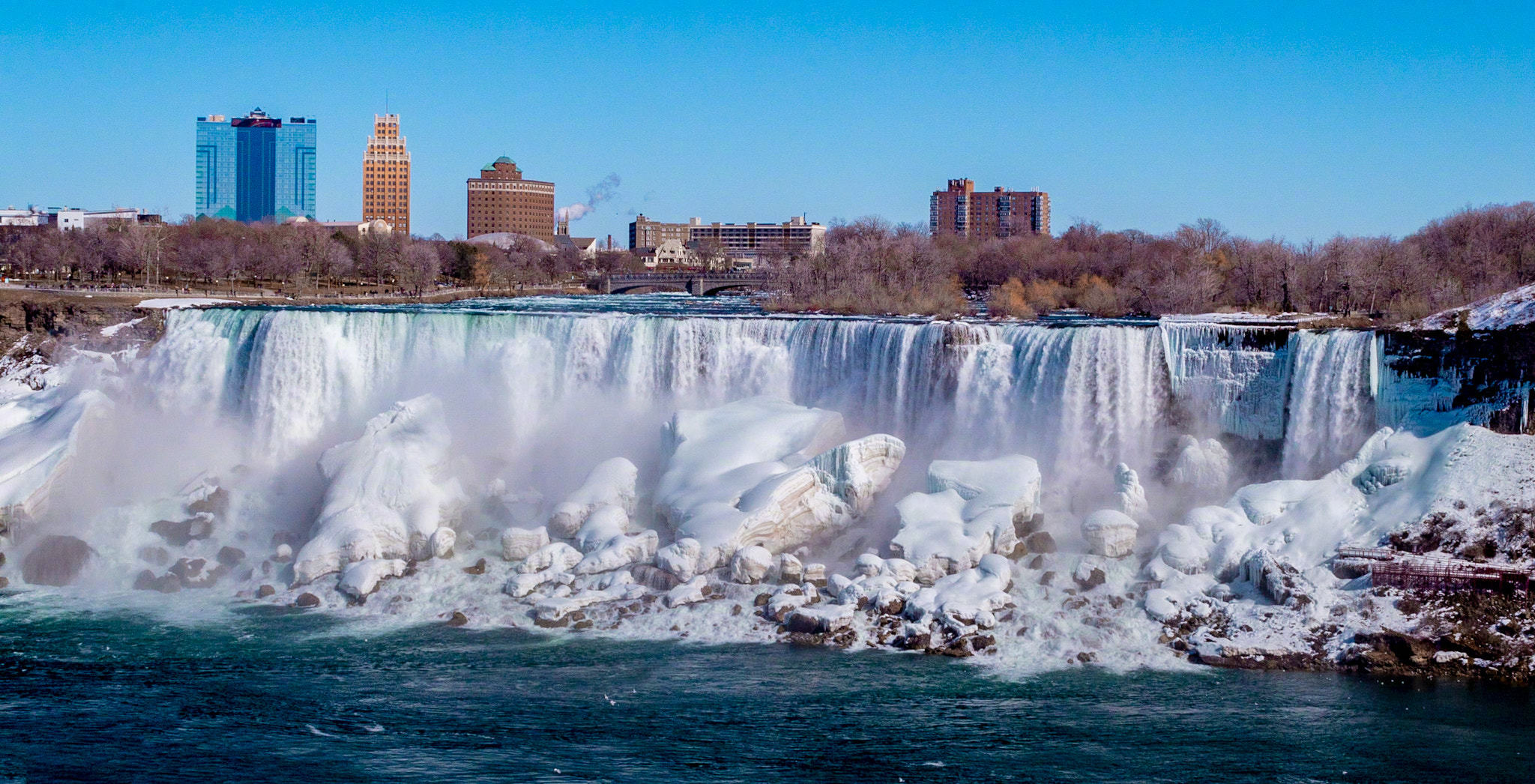 尼亚加拉大瀑布位于加拿大安大略省和美国纽约州的交界处
