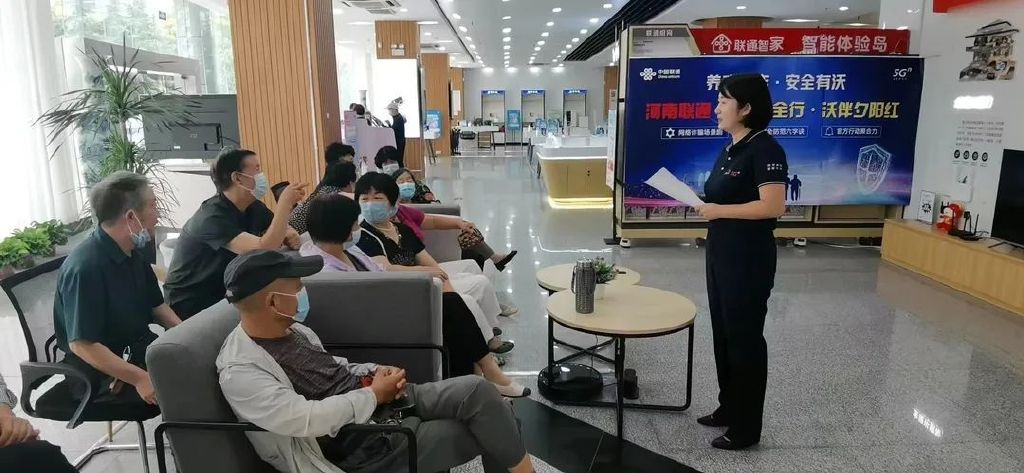 如何让老人跨越“数字鸿沟”？洛阳这帮人“手把手”教！__财经头条