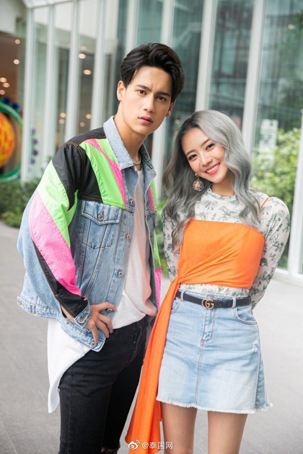 1/ 6泰国网报道,日前,泰国当红女艺人,年度热曲《》主唱之一pearwah