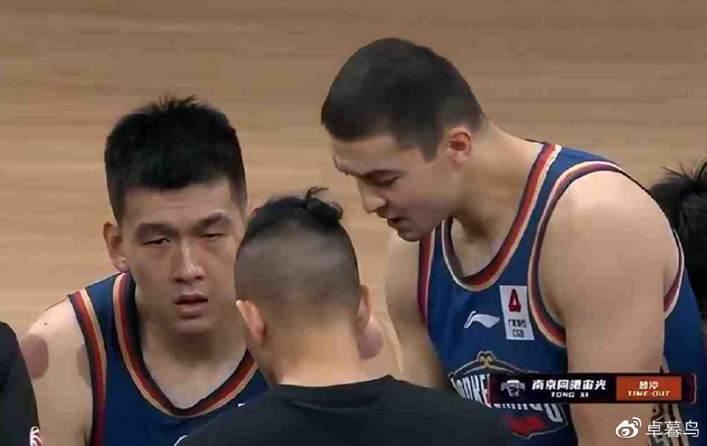 这什么球局?两边教练竟然都上了!穿着广州队服的林书豪有点陌生休闲区蓝鸢梦想 - Www.slyday.coM 这什么球局?两边教练竟然都上了!穿着广州队服的林书豪有点陌生休闲区蓝鸢梦想 - Www.slyday.coM