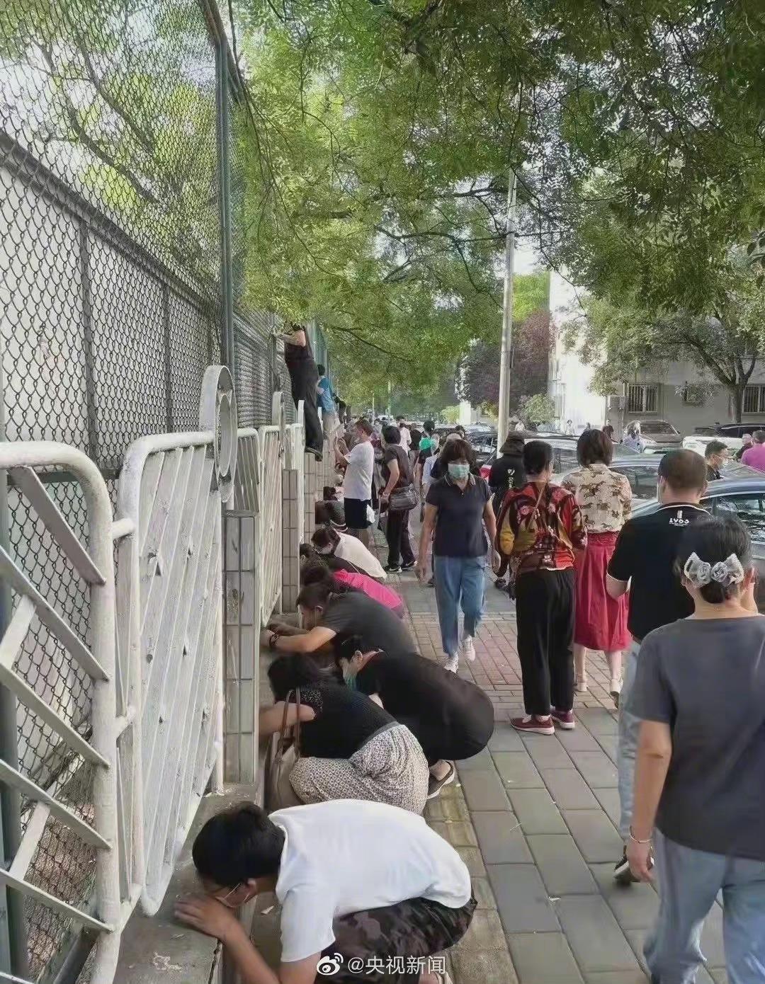 今天的校园围墙上，怎么“长”满了家长？休闲区蓝鸢梦想 - Www.slyday.coM