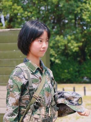 国防科大新训女兵开训一周后的变化,小姐姐们可甜可飒!