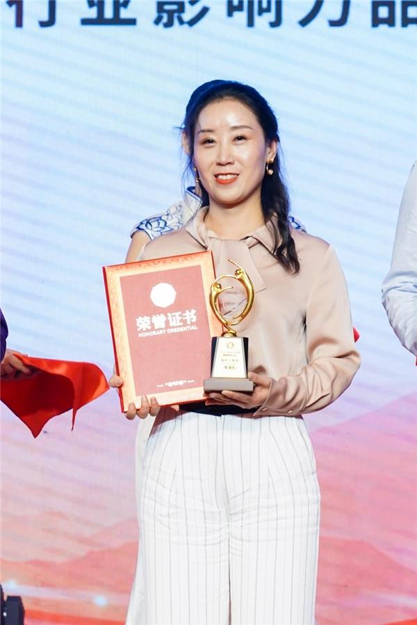 美业人的骄傲李泽巧荣获行业品牌峰会领军人物奖