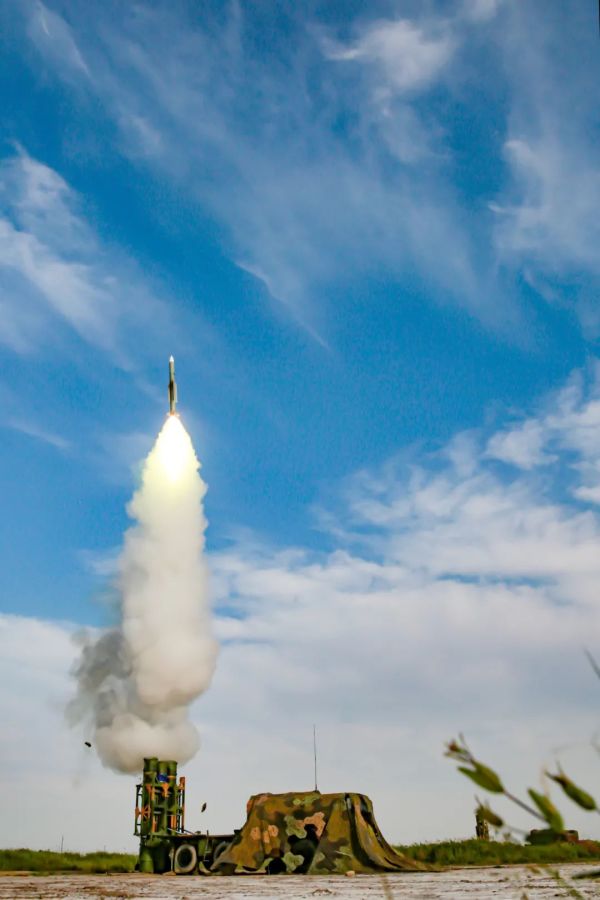 导弹齐射陆军某防空旅组织跨昼夜实弹战术演练