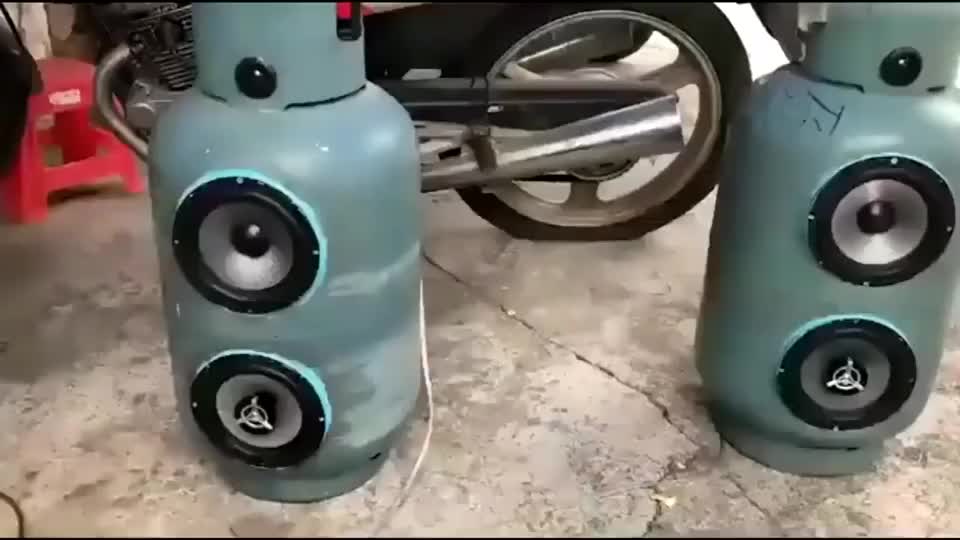 牛人用煤气罐做了一对音响声音爆棚可以炸街了