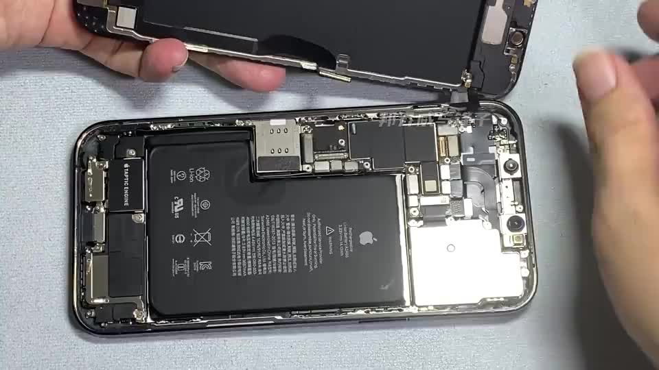iphone12promax拆解,维修屏幕难度变大,整体布局相当惊艳__财经头条