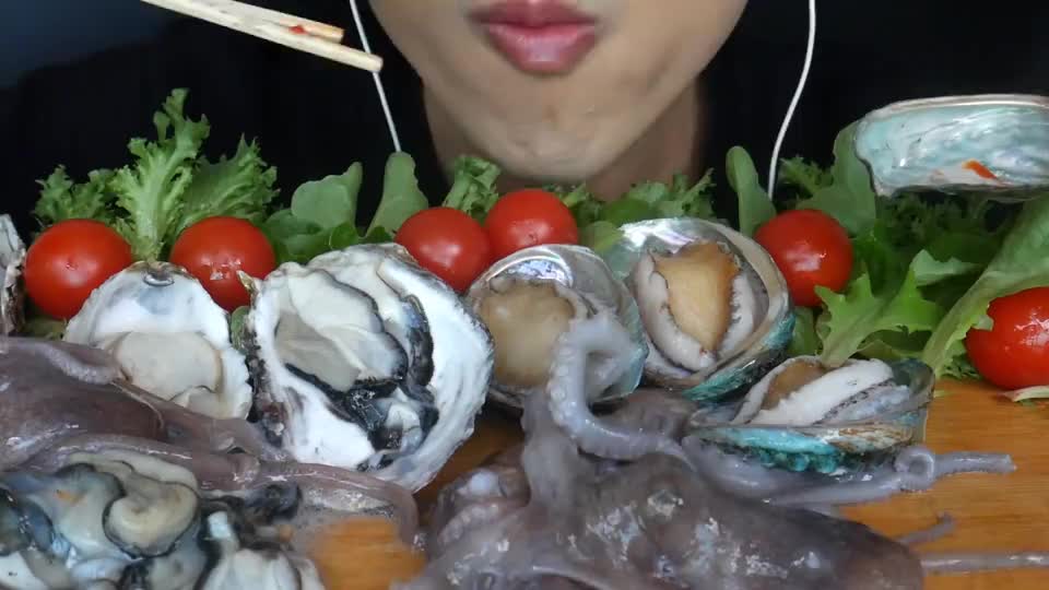 咀嚼音 八爪鱼生鱼片刺身 生牡蛎 鲍鱼 辣酱 咀嚼音 八爪鱼生鱼片刺身 生牡蛎 鲍鱼 辣酱