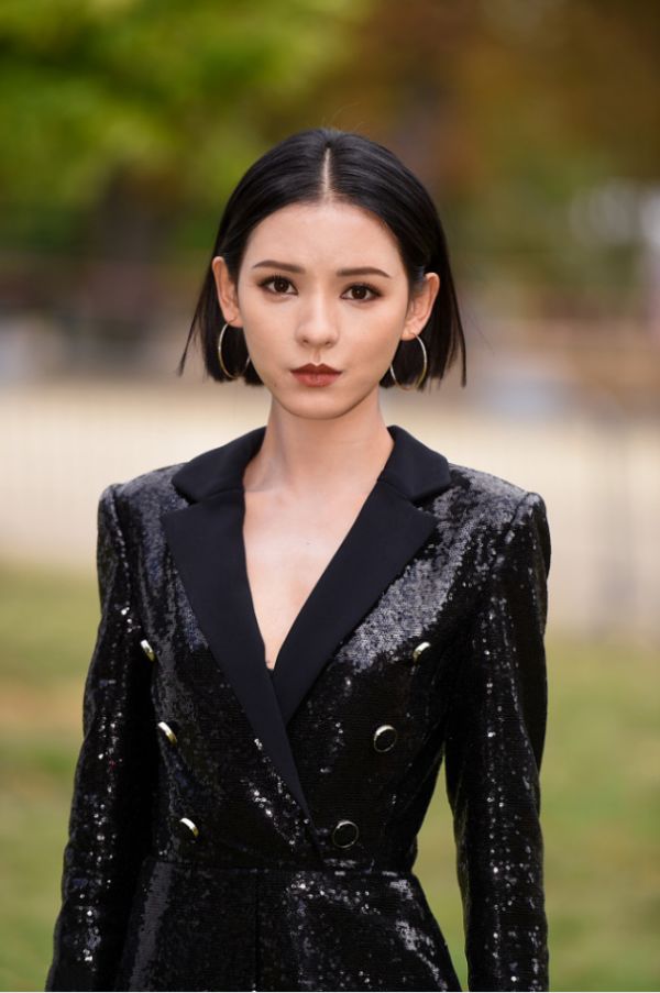 梳短发的张予曦真像个冰山美人穿西装化浓妆太冷艳了