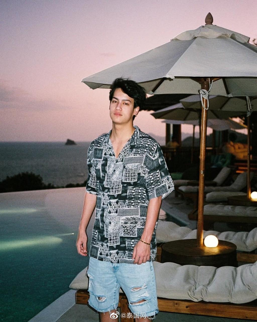 6/ 6泰国网报道,日前,泰国当红女艺人,年度热曲《》主唱之一pearwah