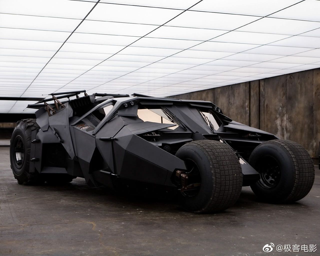 马特·里夫斯本人在推特晒出新版《蝙蝠侠》中蝙蝠车的造型