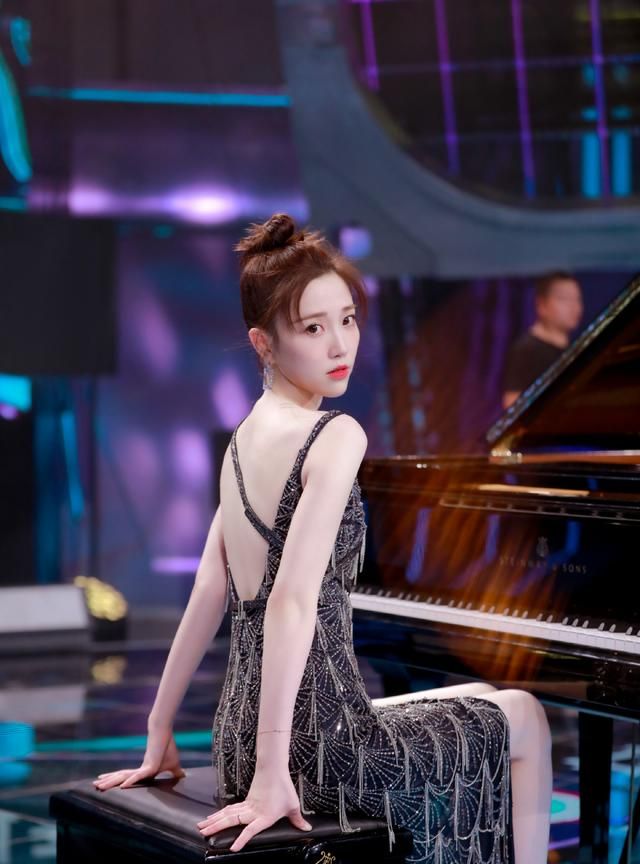 难怪江苏卫视女主持只有她蒙面舞王2张纯烨钢琴公主造型绝美