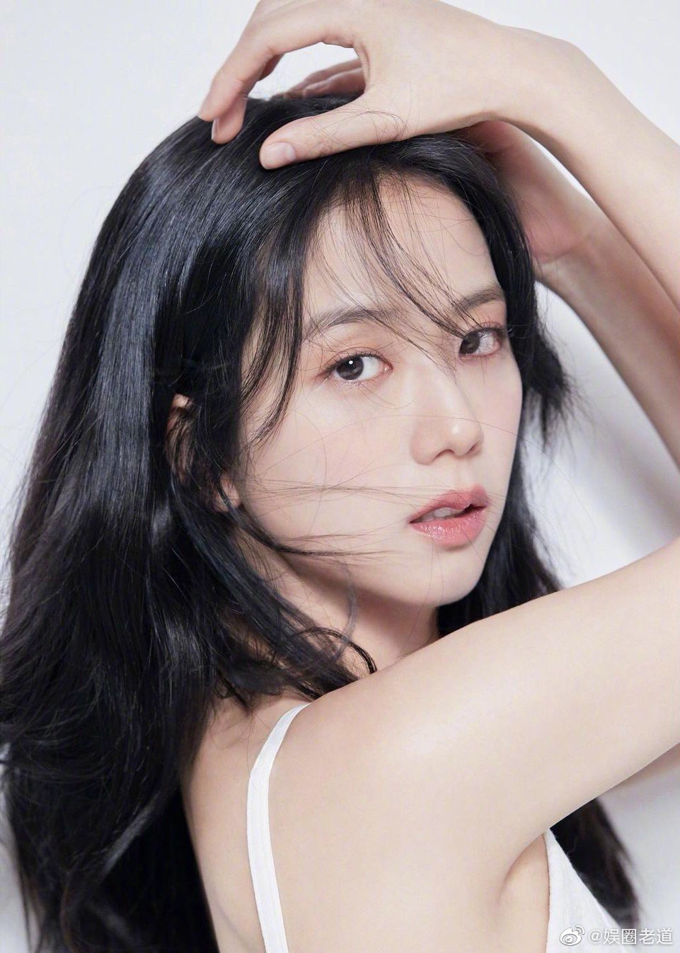 blackpink金智秀演员简历照公开,身着各式白色服装……__财经头条