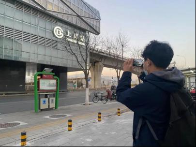 “上岸”地铁站火了，这届考研人为“求上岸”能有多拼？休闲区蓝鸢梦想 - Www.slyday.coM