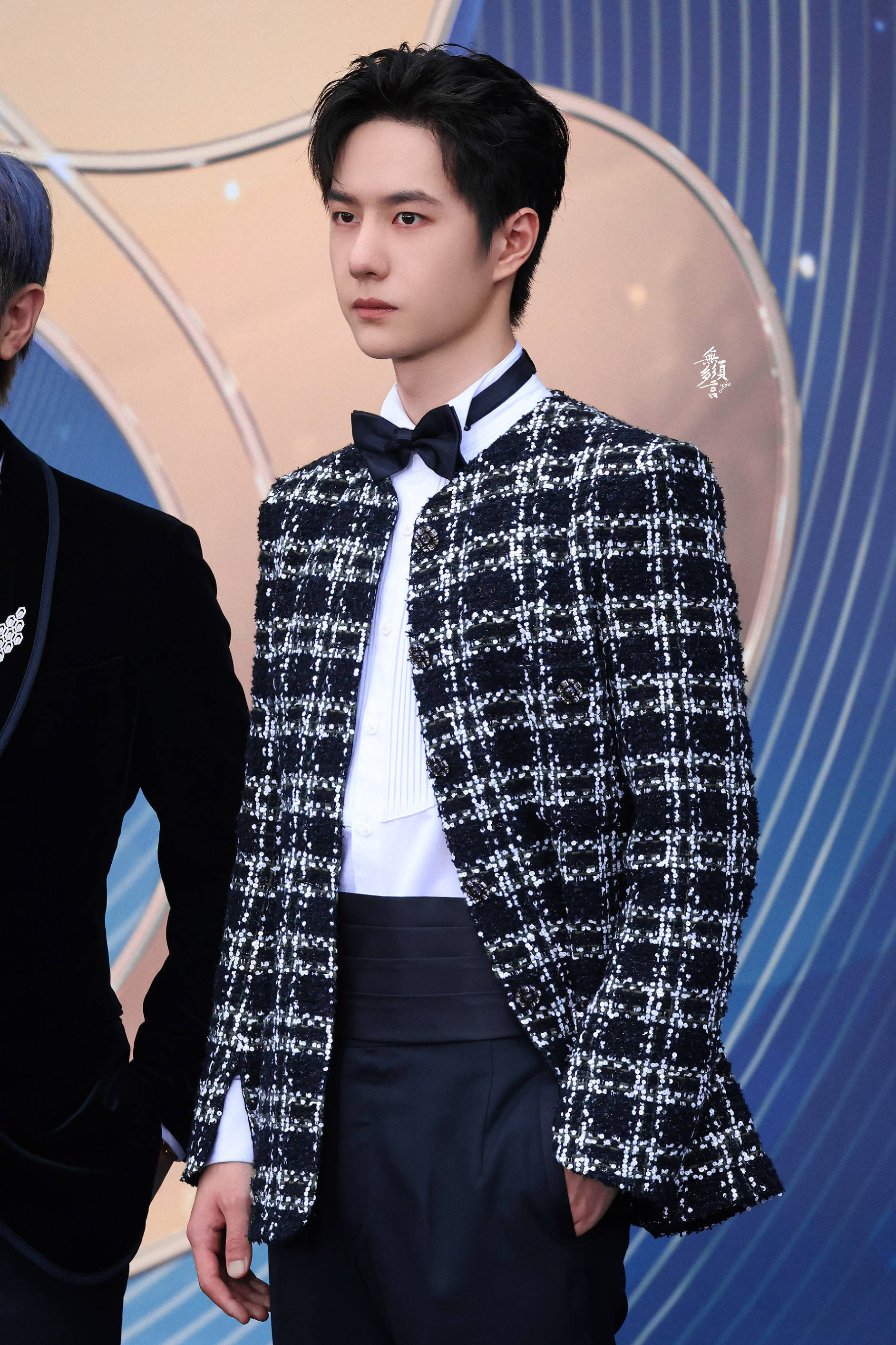 王一博微博电影之夜第二套红毯造型……_高清图集_新浪网