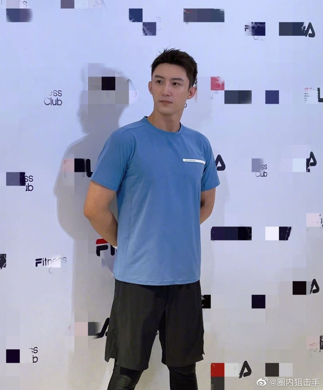 黄景瑜现身郑州,蓝色清爽t恤搭配黑色运动短裤,生图也这么帅!