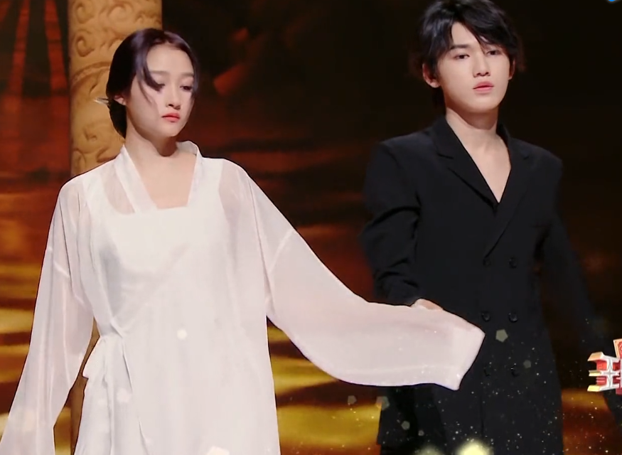 关晓彤被绊倒差点摔宋亚轩身上他下意识反应亮了没让女粉失望