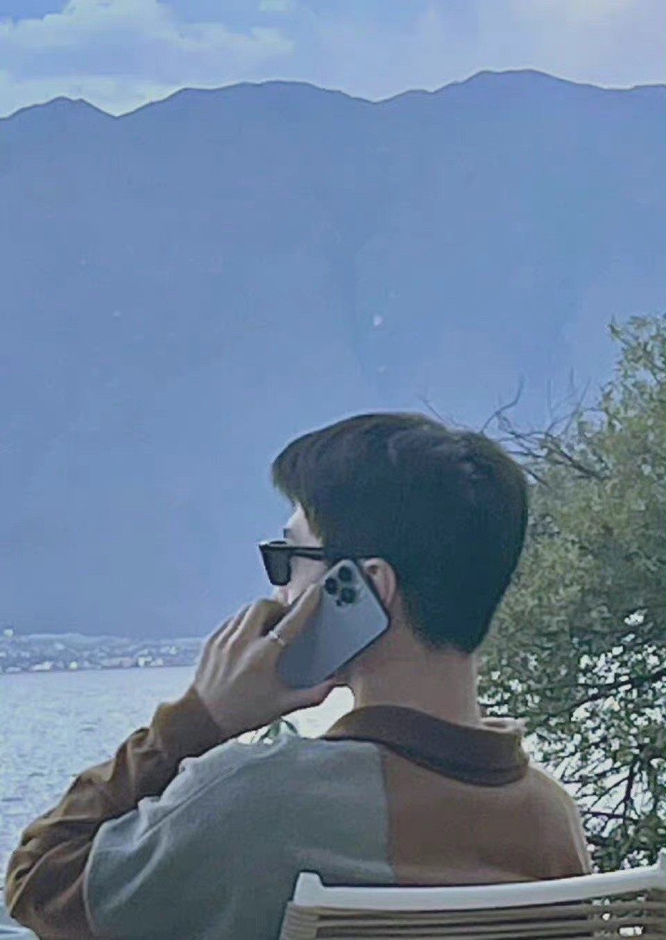 有网友在云南大理偶遇了杨洋,生图背影都很帅 帅哥玩儿得开心～__财经