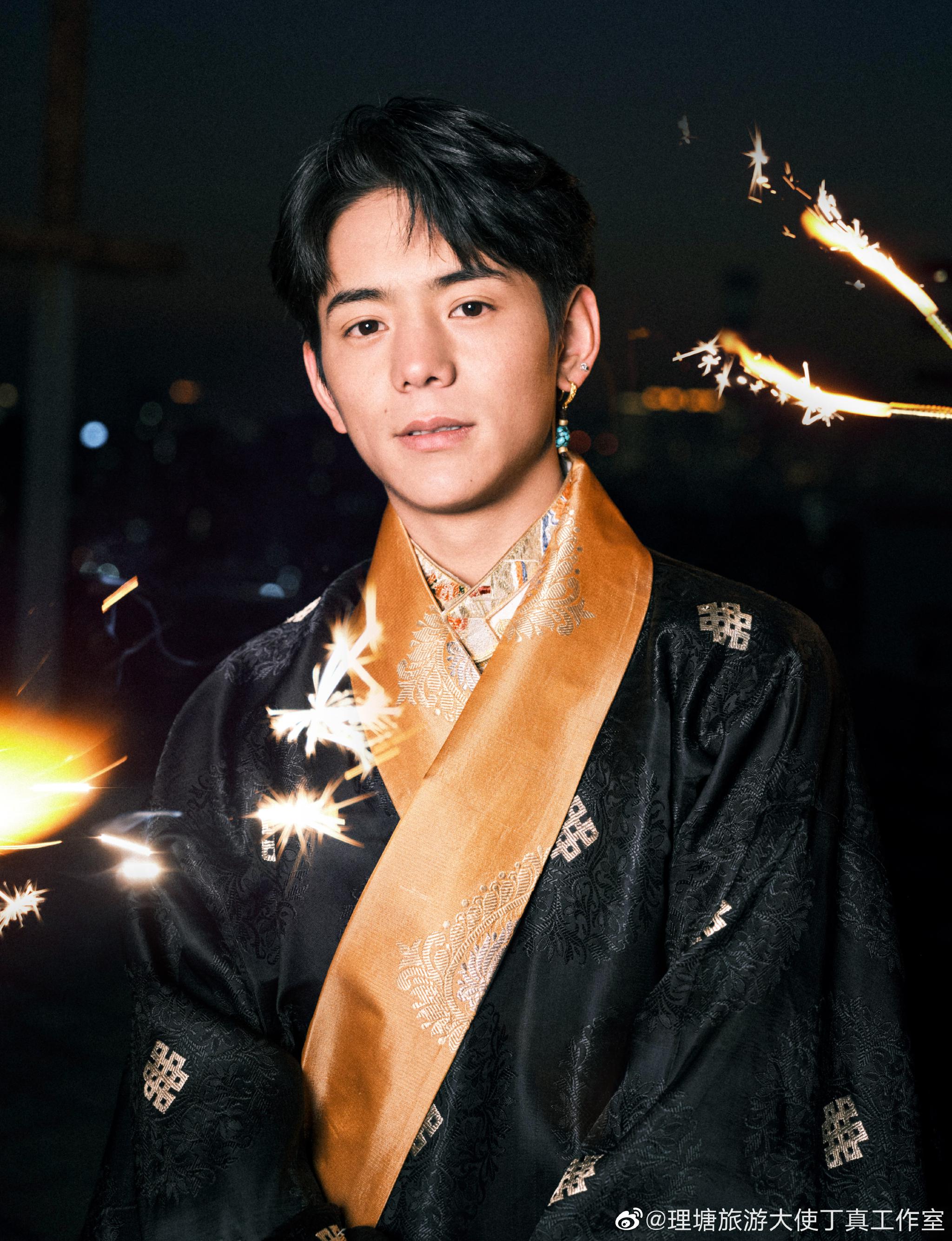 民族与时尚融合,贵气十足~@理塘丁真黄昏时,烟火里