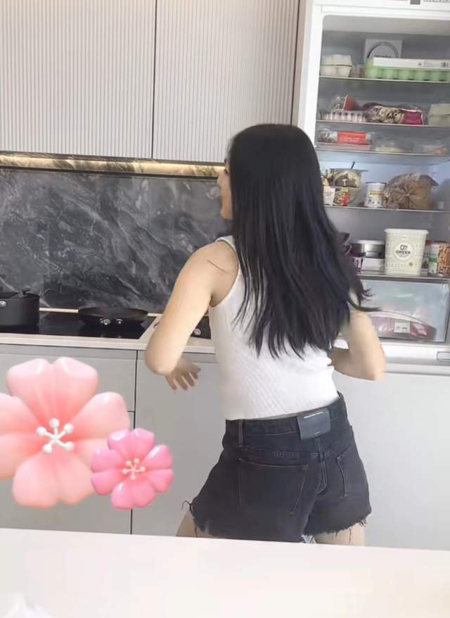 网曝李湘在英国陪孩子读书，账号晒看音乐剧照片，生活惬意不愁钱休闲区蓝鸢梦想 - Www.slyday.coM