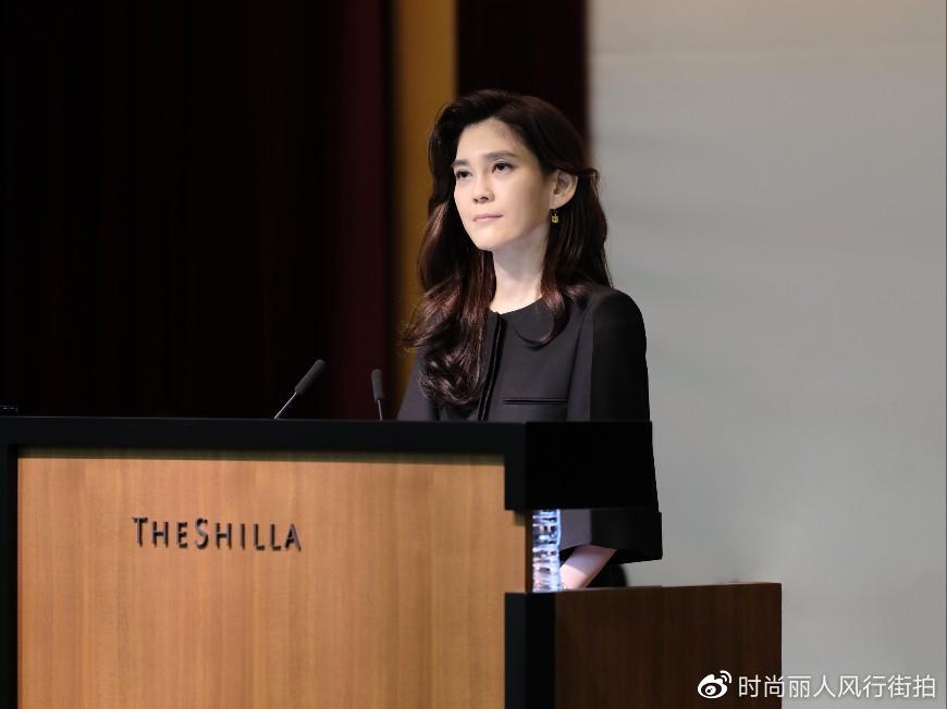 52岁三星长公主惊艳亮相!小黑裙配金手表超有气质,比金建希还美__财经头条